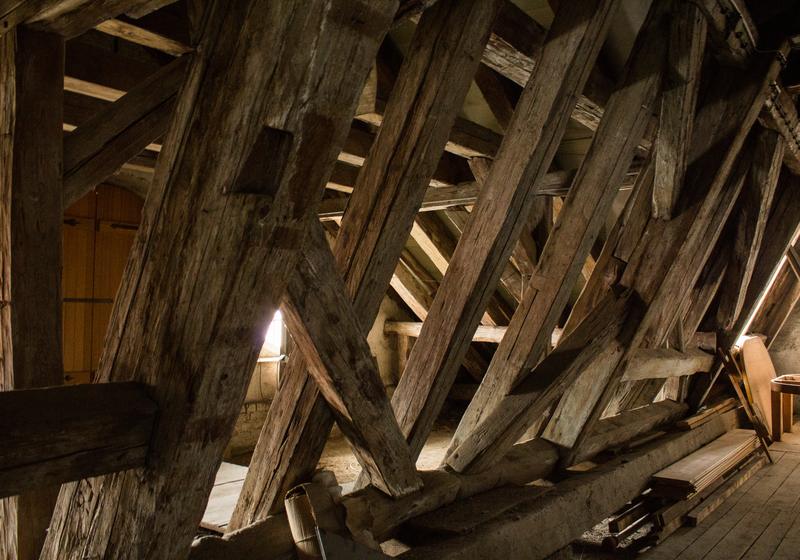 Offener, ungedämmter Dachstuhl mit sichtbaren Holzsparren